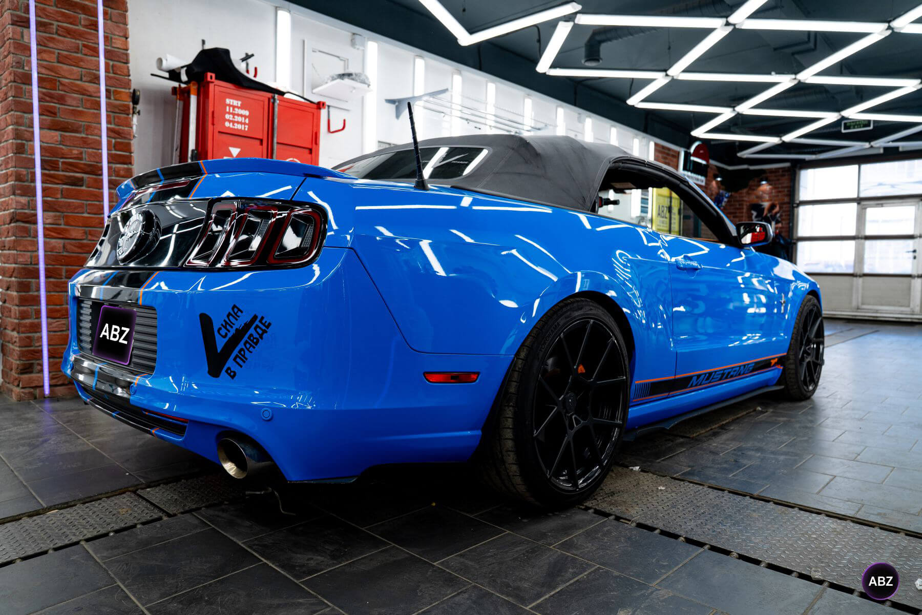 Фото Ford Mustang S197 до и после: из Grabber Blue в Фуксию
