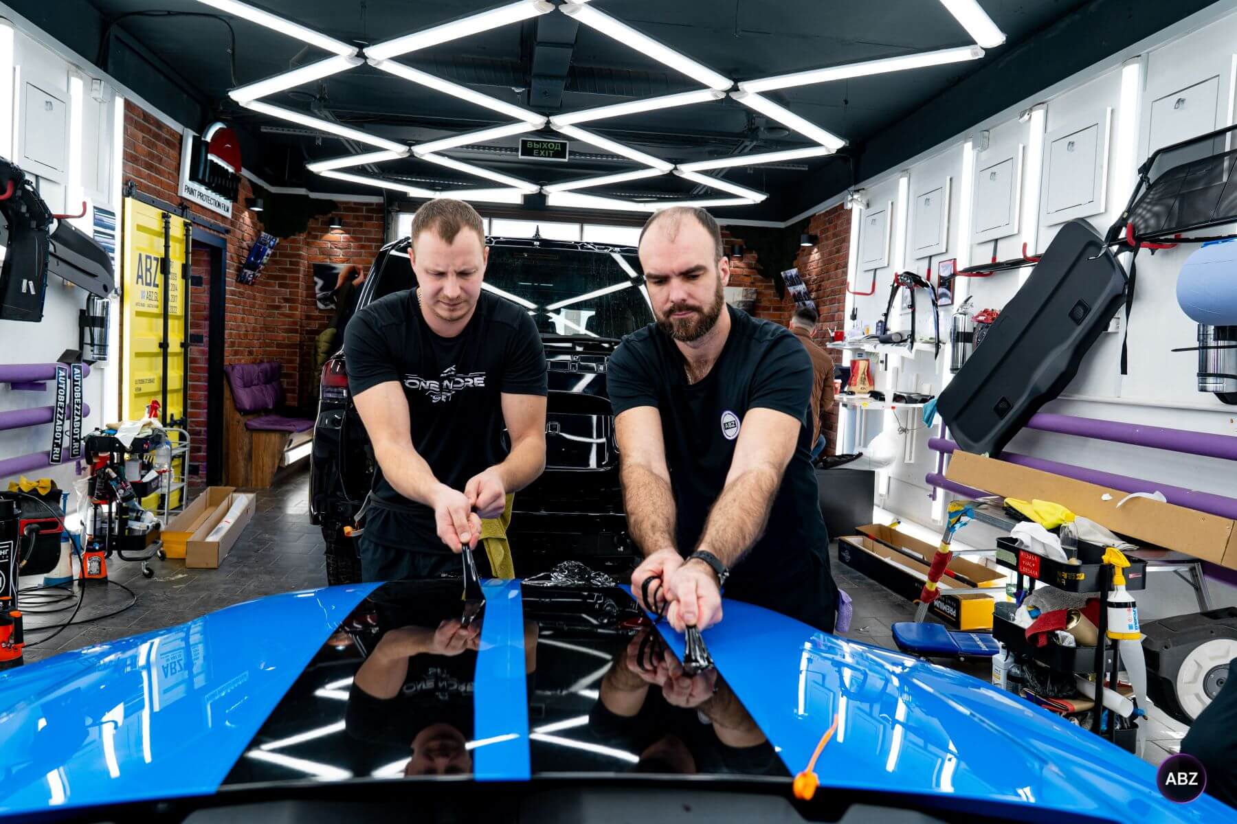 Фото Ford Mustang S197 до и после: из Grabber Blue в Фуксию