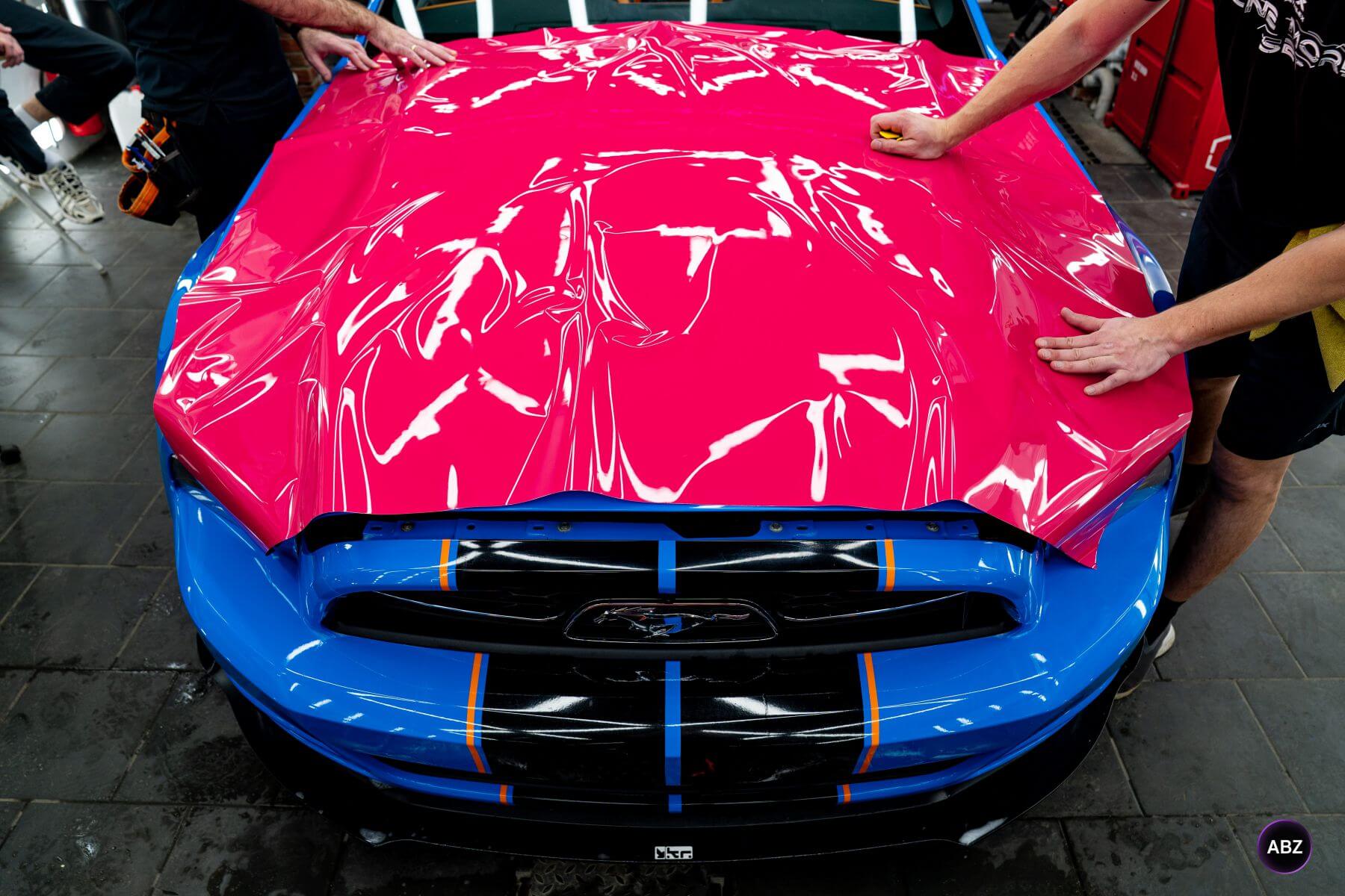 Фото Ford Mustang S197 до и после: из Grabber Blue в Фуксию