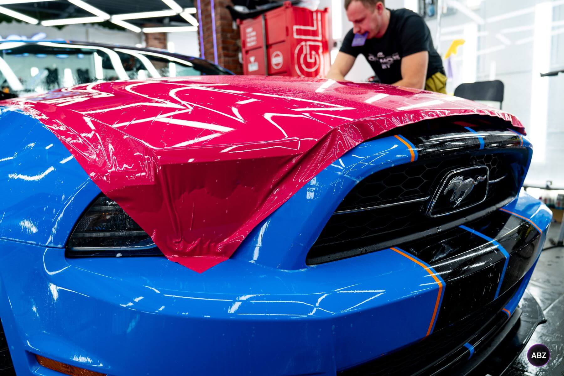 Фото Ford Mustang S197 до и после: из Grabber Blue в Фуксию