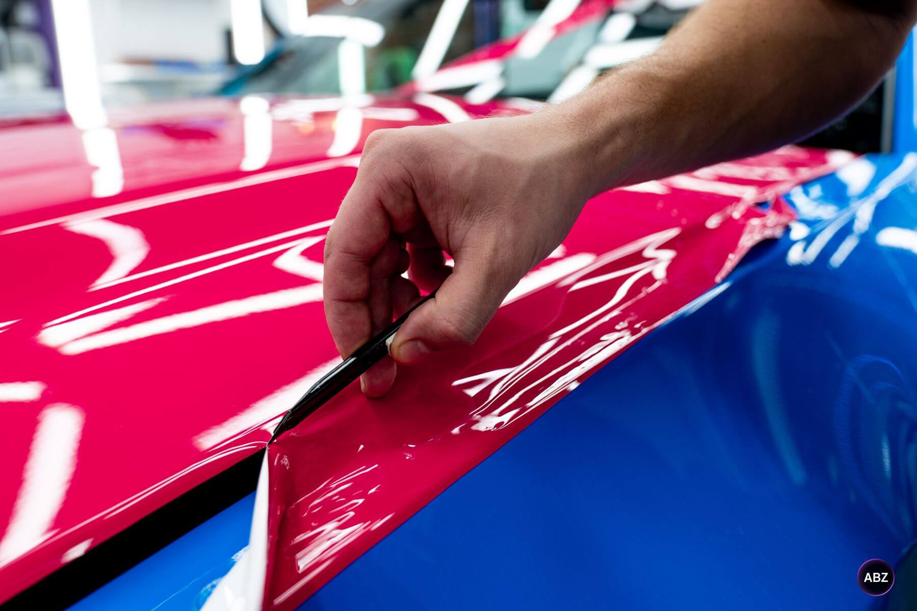 Фото Ford Mustang S197 до и после: из Grabber Blue в Фуксию