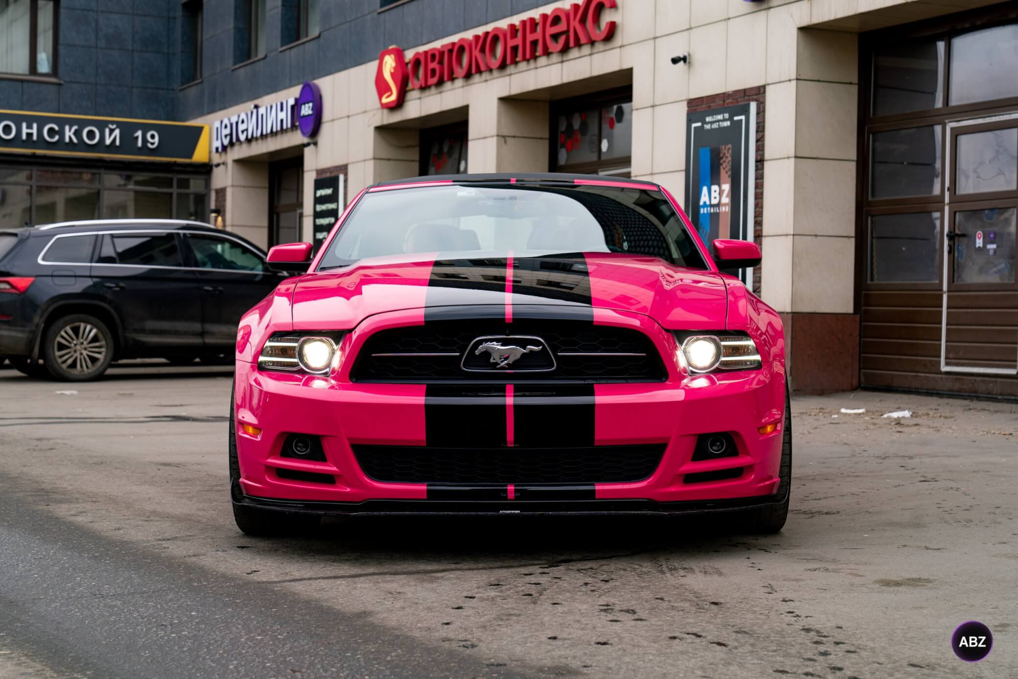 Фото Ford Mustang S197 до и после: из Grabber Blue в Фуксию