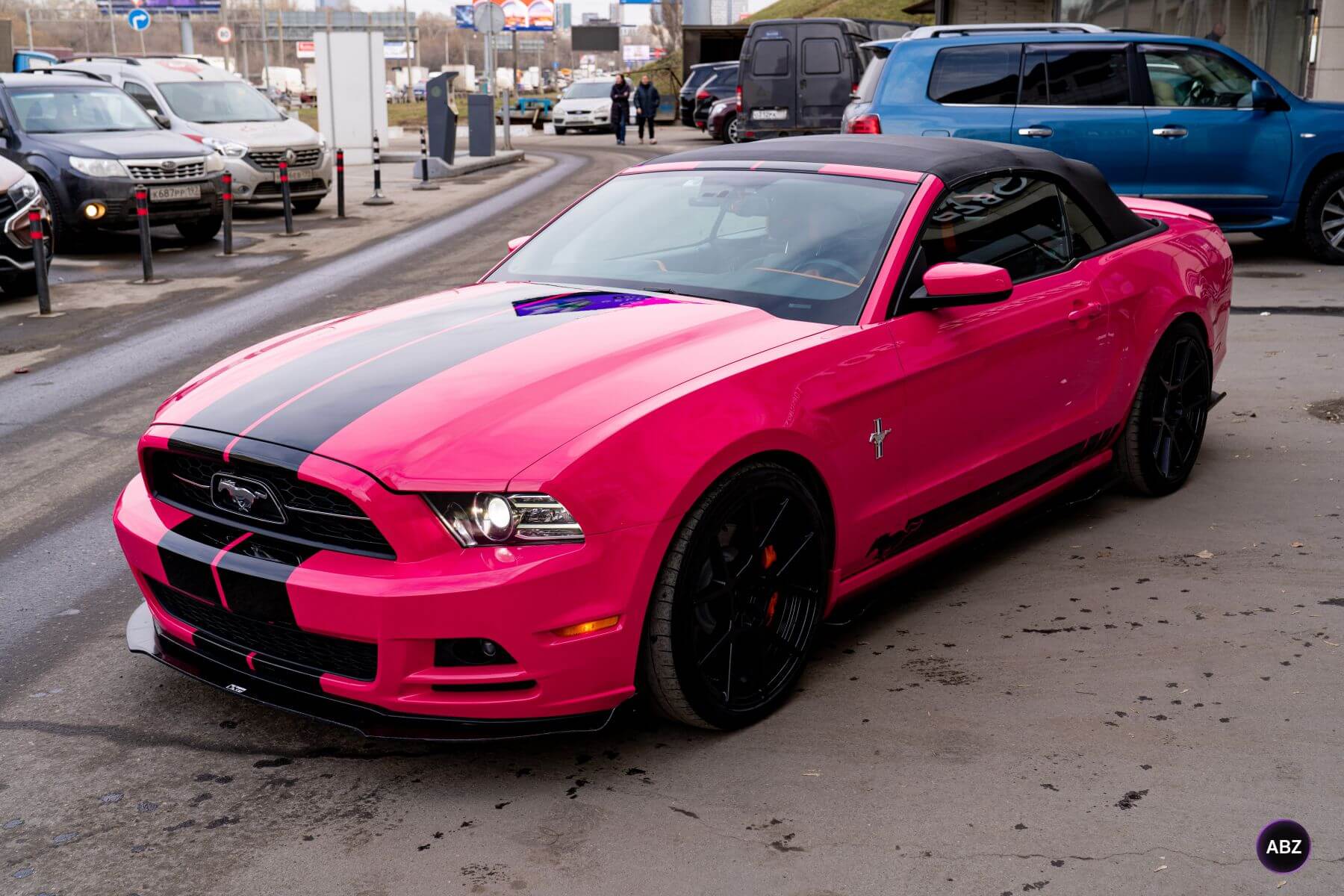 Фото Ford Mustang S197 до и после: из Grabber Blue в Фуксию