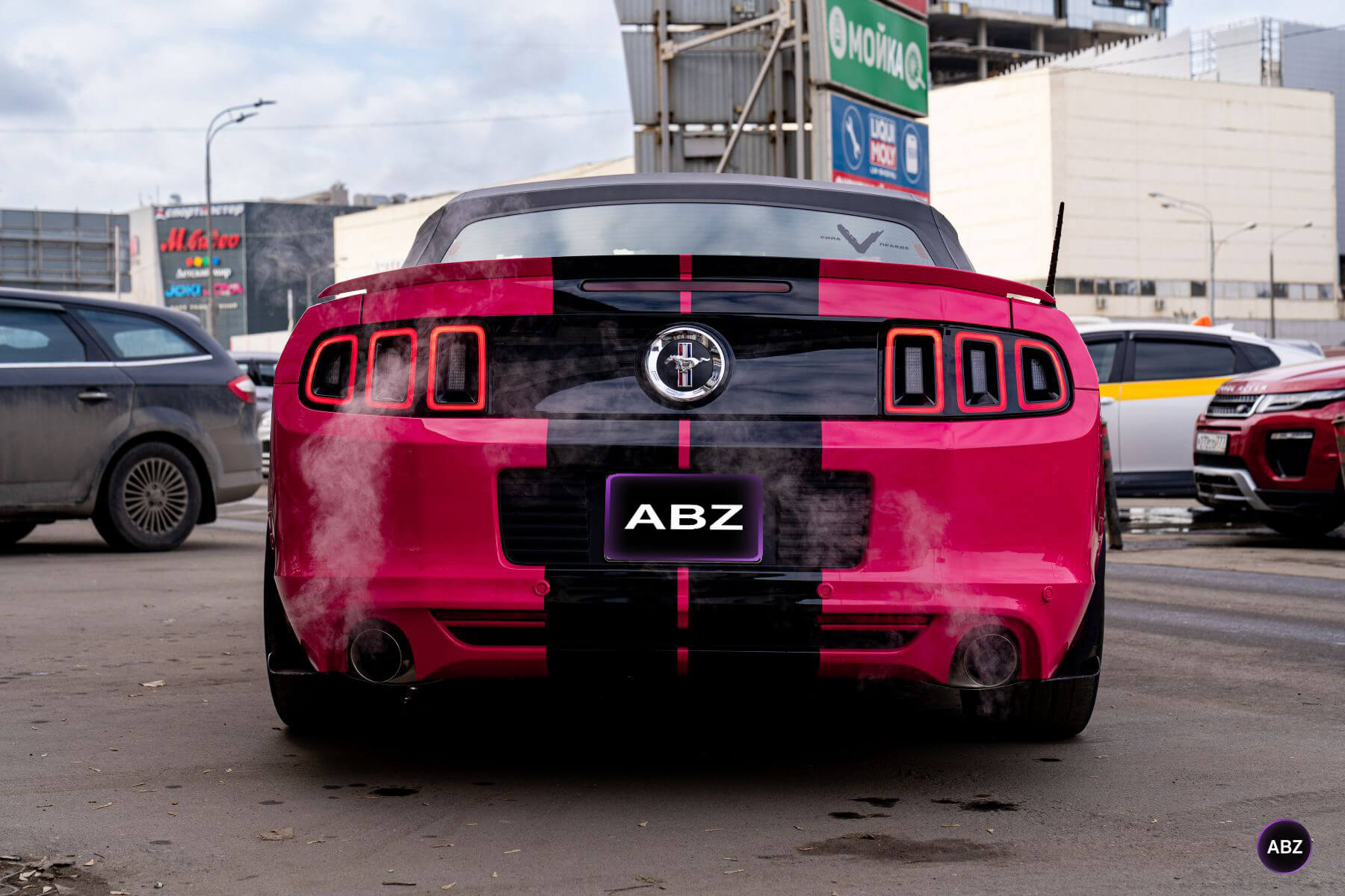 Фото Ford Mustang S197 до и после: из Grabber Blue в Фуксию