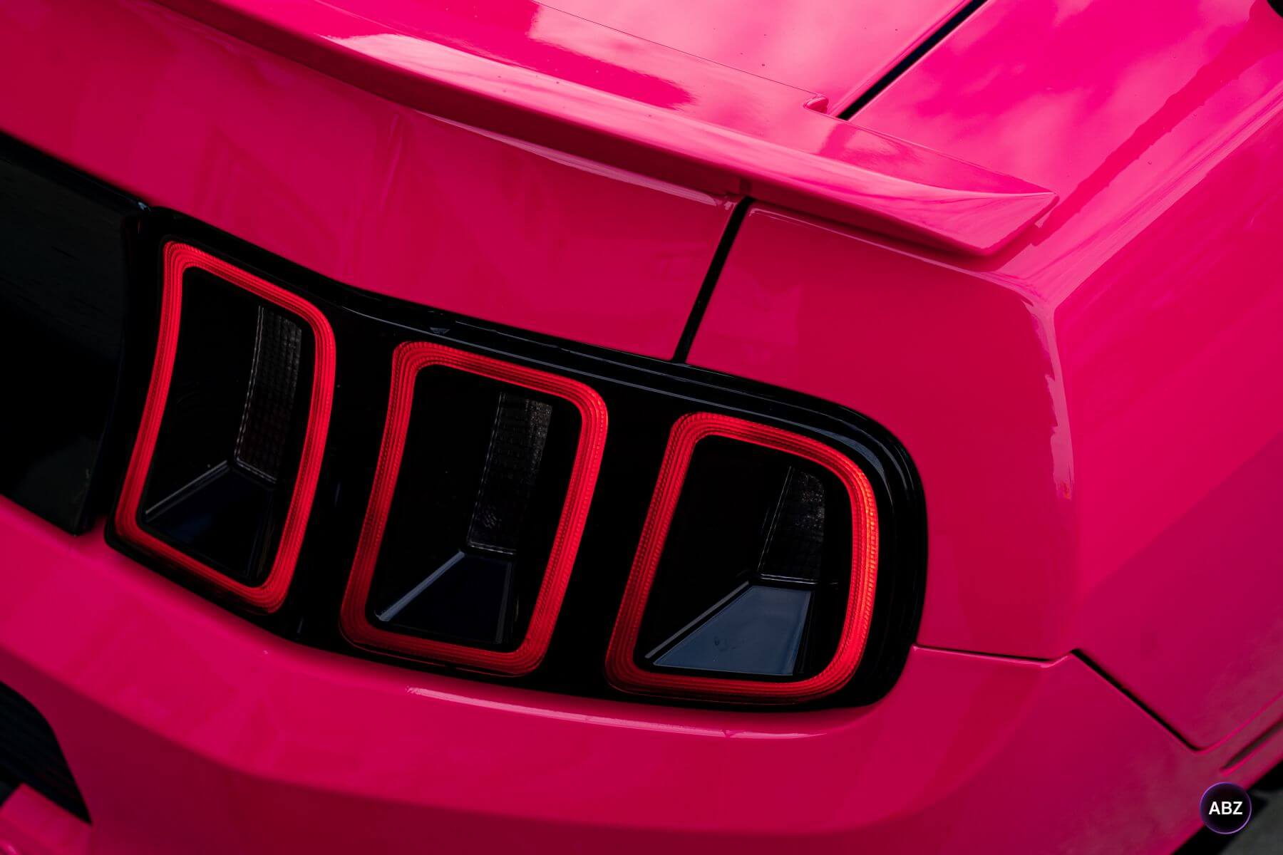 Фото Ford Mustang S197 до и после: из Grabber Blue в Фуксию