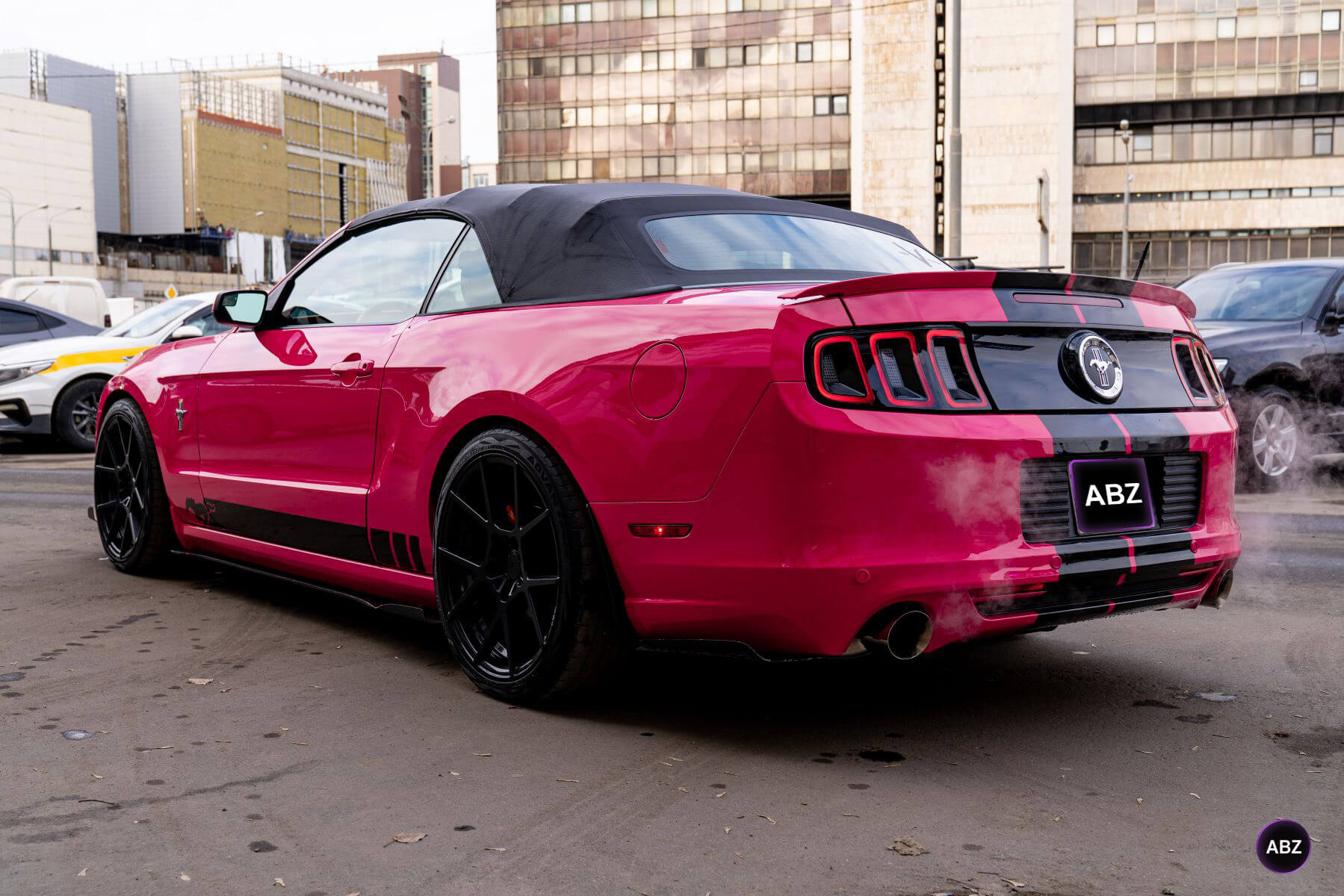 Фото Ford Mustang S197 до и после: из Grabber Blue в Фуксию