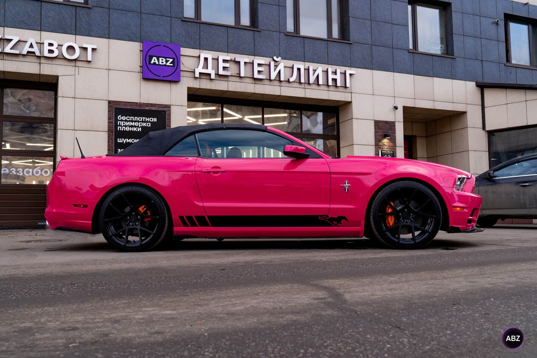 Фото Ford Mustang S197 до и после: из Grabber Blue в Фуксию