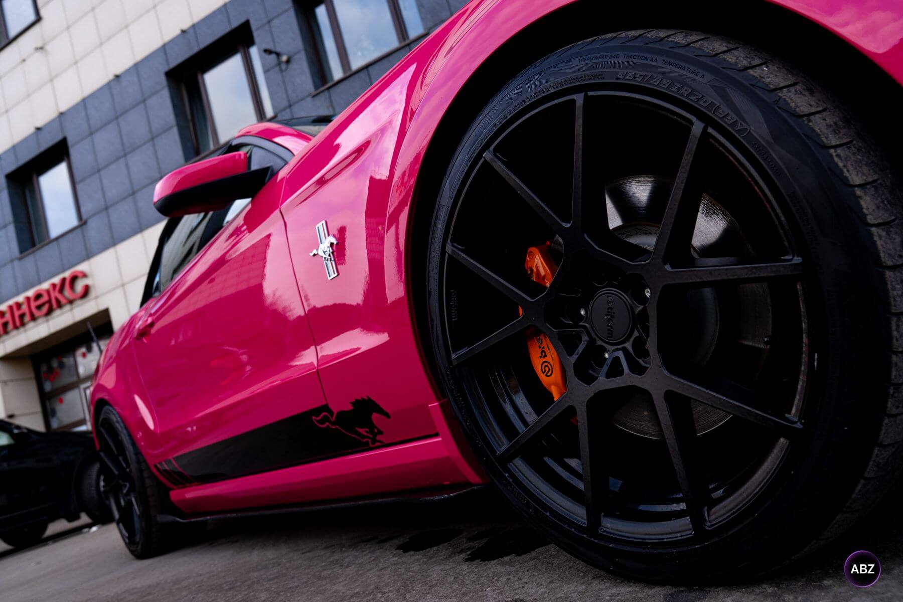 Фото Ford Mustang S197 до и после: из Grabber Blue в Фуксию