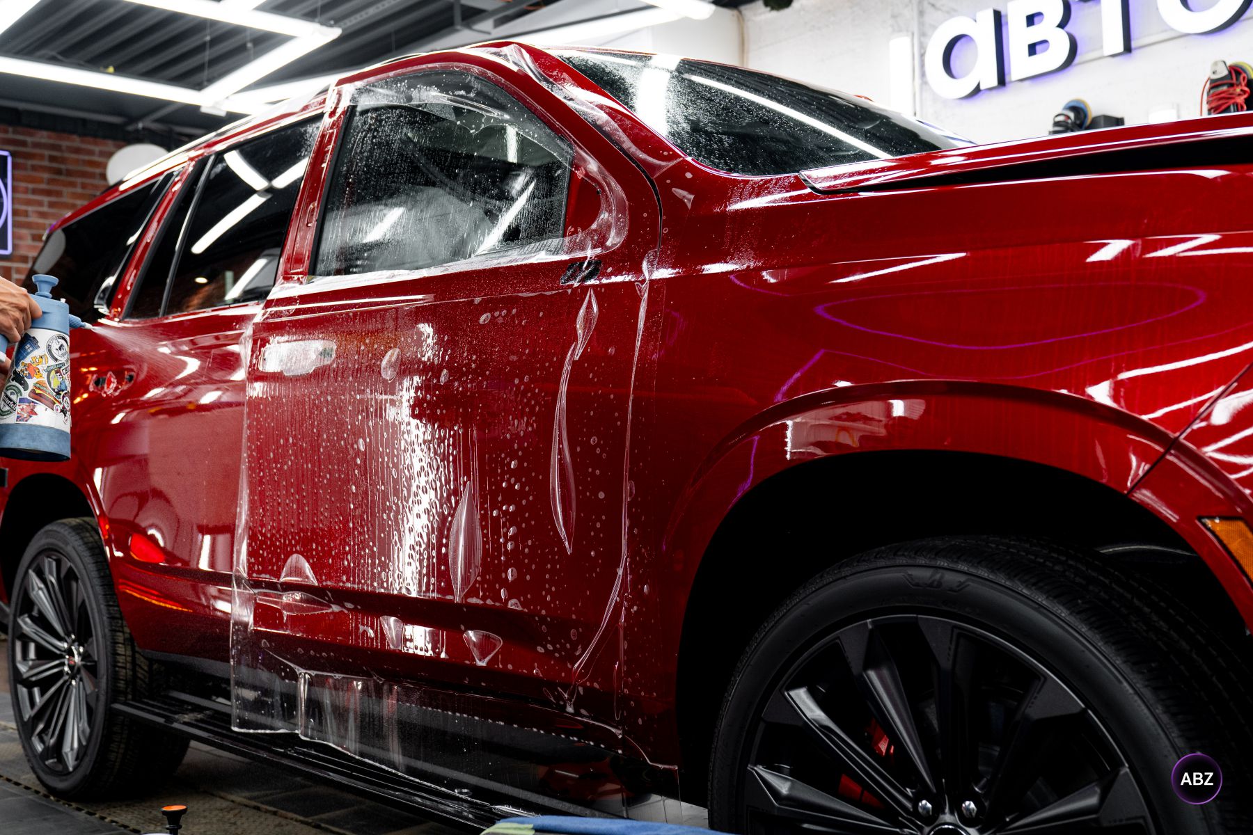 Красный Cadillac Escalade без следов эксплуатации: пленка, стекло и салон 3 Фото Красный Cadillac Escalade без следов эксплуатации: пленка, стекло и салон