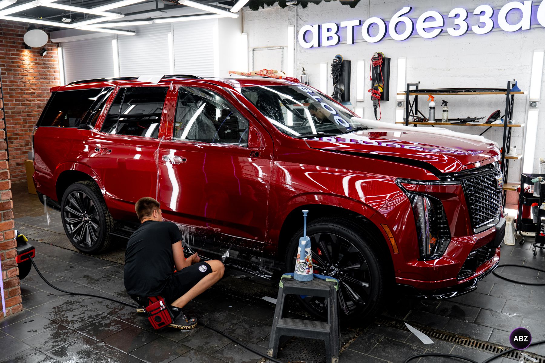 Красный Cadillac Escalade без следов эксплуатации: пленка, стекло и салон 4 Фото Красный Cadillac Escalade без следов эксплуатации: пленка, стекло и салон