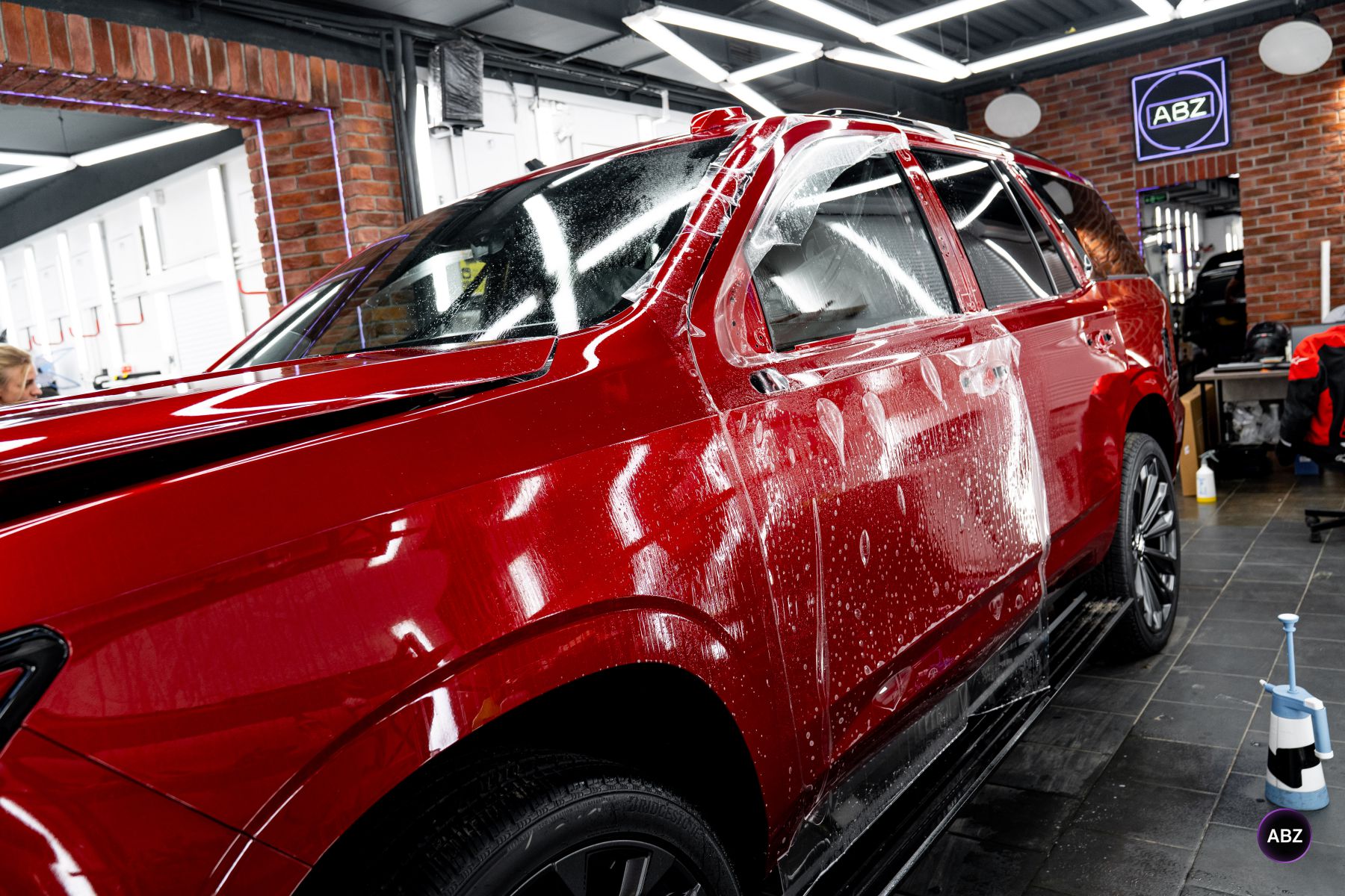 Красный Cadillac Escalade без следов эксплуатации: пленка, стекло и салон 5 Фото Красный Cadillac Escalade без следов эксплуатации: пленка, стекло и салон