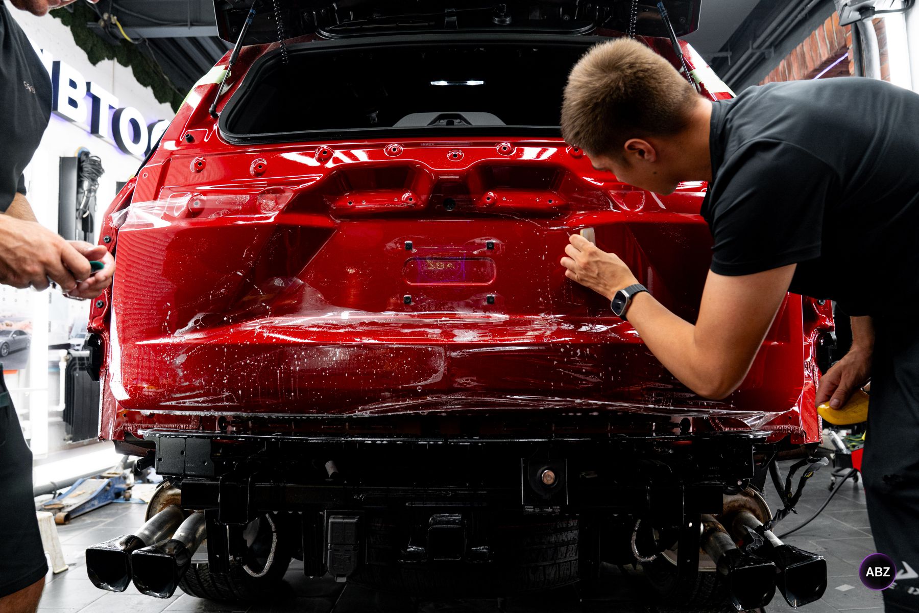 Красный Cadillac Escalade без следов эксплуатации: пленка, стекло и салон 7 Фото Красный Cadillac Escalade без следов эксплуатации: пленка, стекло и салон