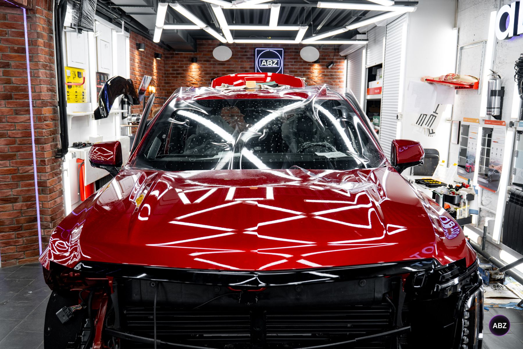 Красный Cadillac Escalade без следов эксплуатации: пленка, стекло и салон 9 Фото Красный Cadillac Escalade без следов эксплуатации: пленка, стекло и салон