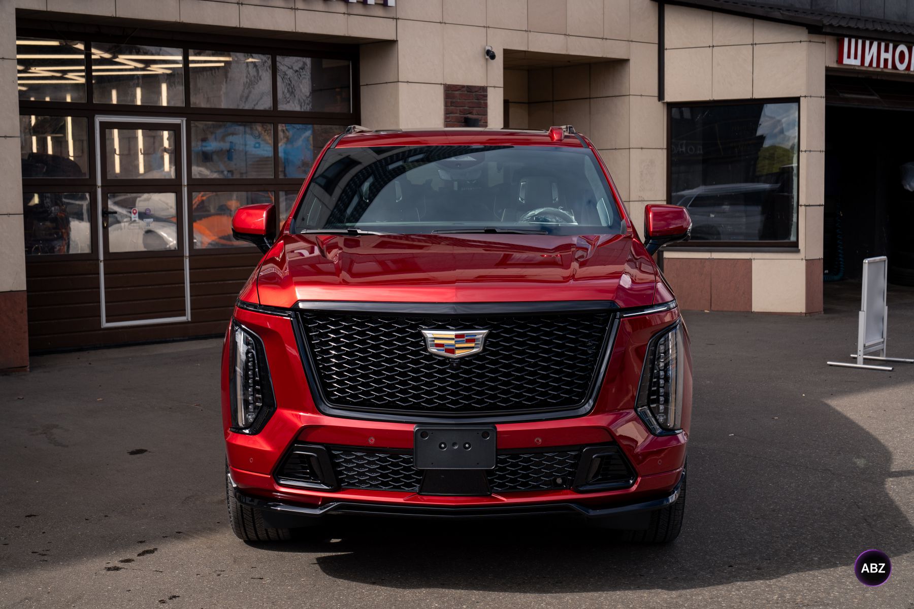 Красный Cadillac Escalade без следов эксплуатации: пленка, стекло и салон 13 Фото Красный Cadillac Escalade без следов эксплуатации: пленка, стекло и салон