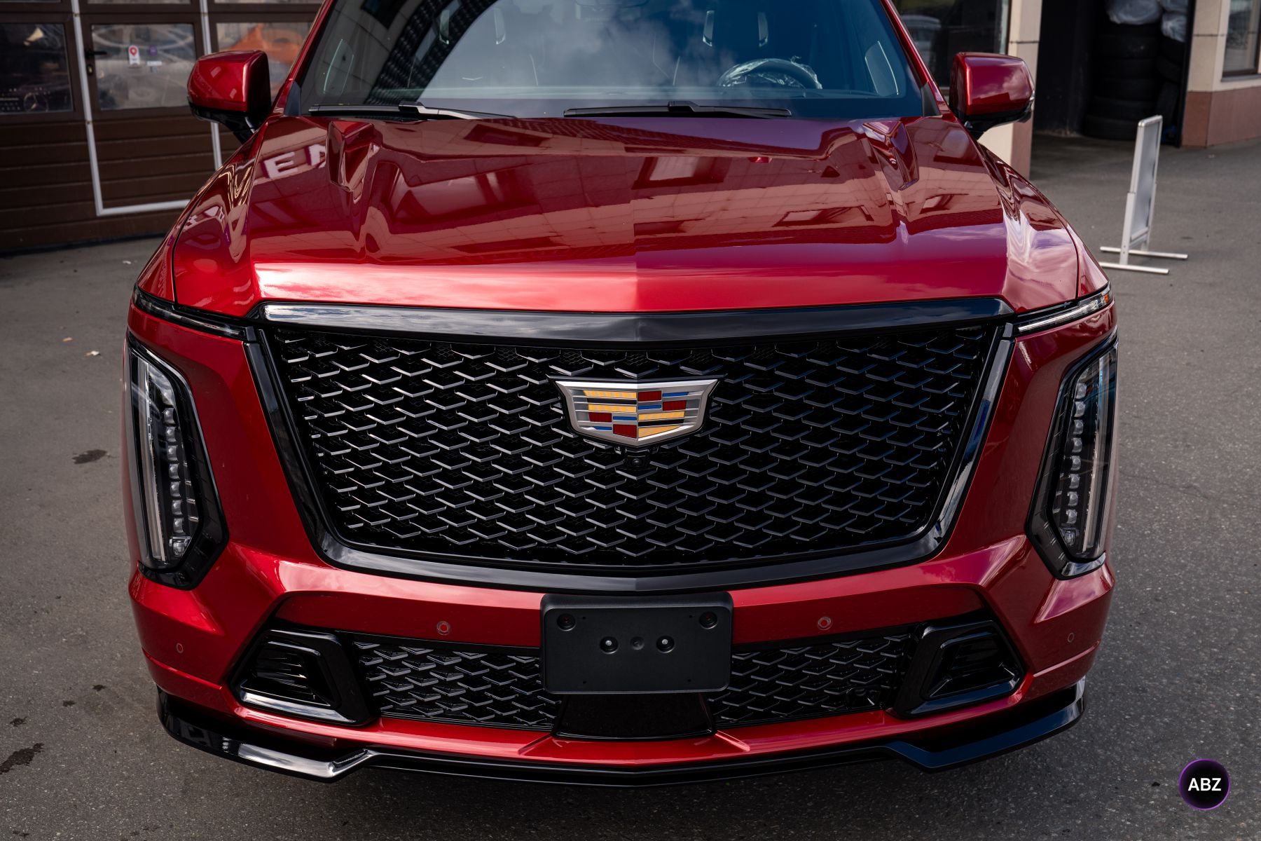 Красный Cadillac Escalade без следов эксплуатации: пленка, стекло и салон 12 Фото Красный Cadillac Escalade без следов эксплуатации: пленка, стекло и салон