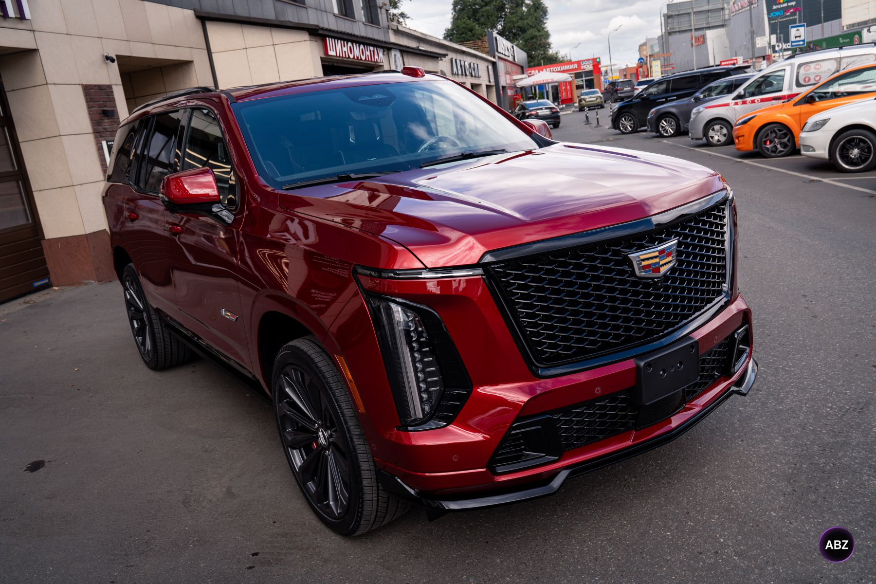 Красный Cadillac Escalade без следов эксплуатации: пленка, стекло и салон 1 Фото Красный Cadillac Escalade без следов эксплуатации: пленка, стекло и салон