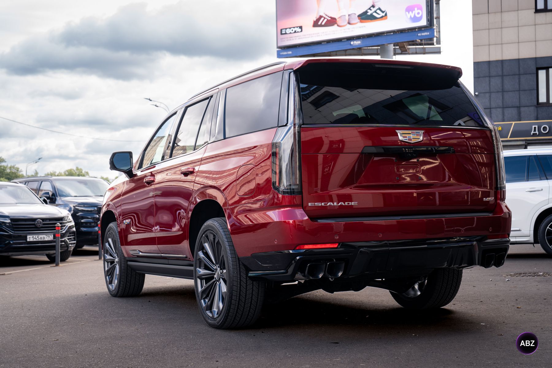 Красный Cadillac Escalade без следов эксплуатации: пленка, стекло и салон 2 Фото Красный Cadillac Escalade без следов эксплуатации: пленка, стекло и салон