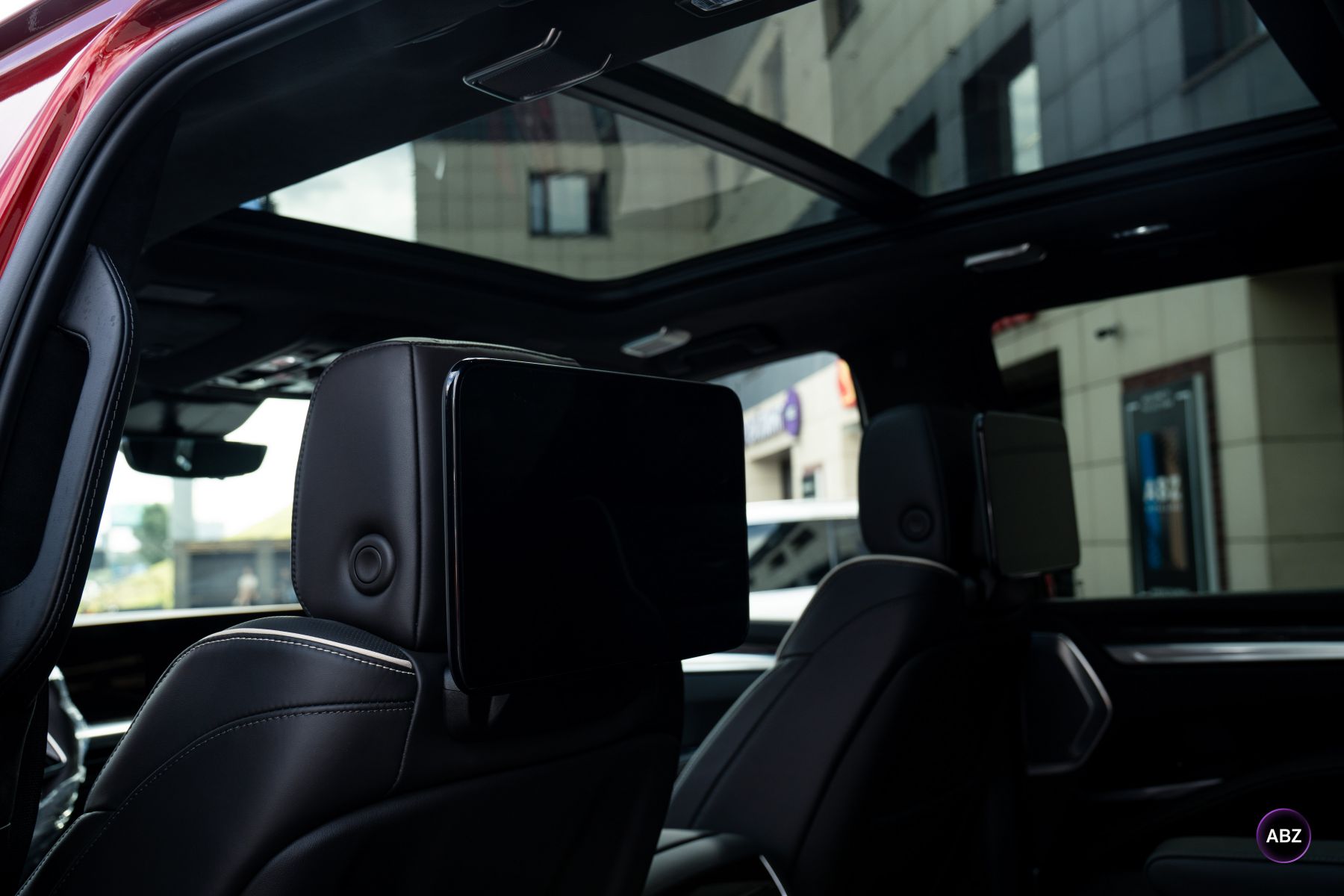 Красный Cadillac Escalade без следов эксплуатации: пленка, стекло и салон 17 Фото Красный Cadillac Escalade без следов эксплуатации: пленка, стекло и салон