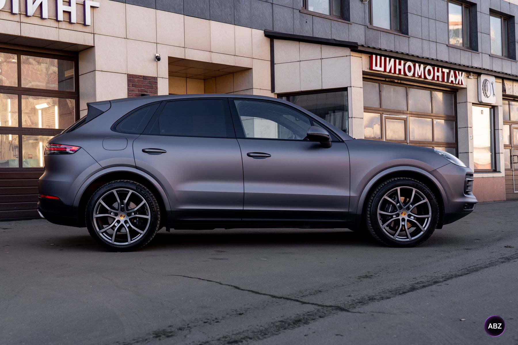 Porsche Cayenne в новом цвете: из бежевого в матовый Lead Ink Grey 15 Фото Porsche Cayenne в новом цвете: из бежевого в матовый Lead Ink Grey