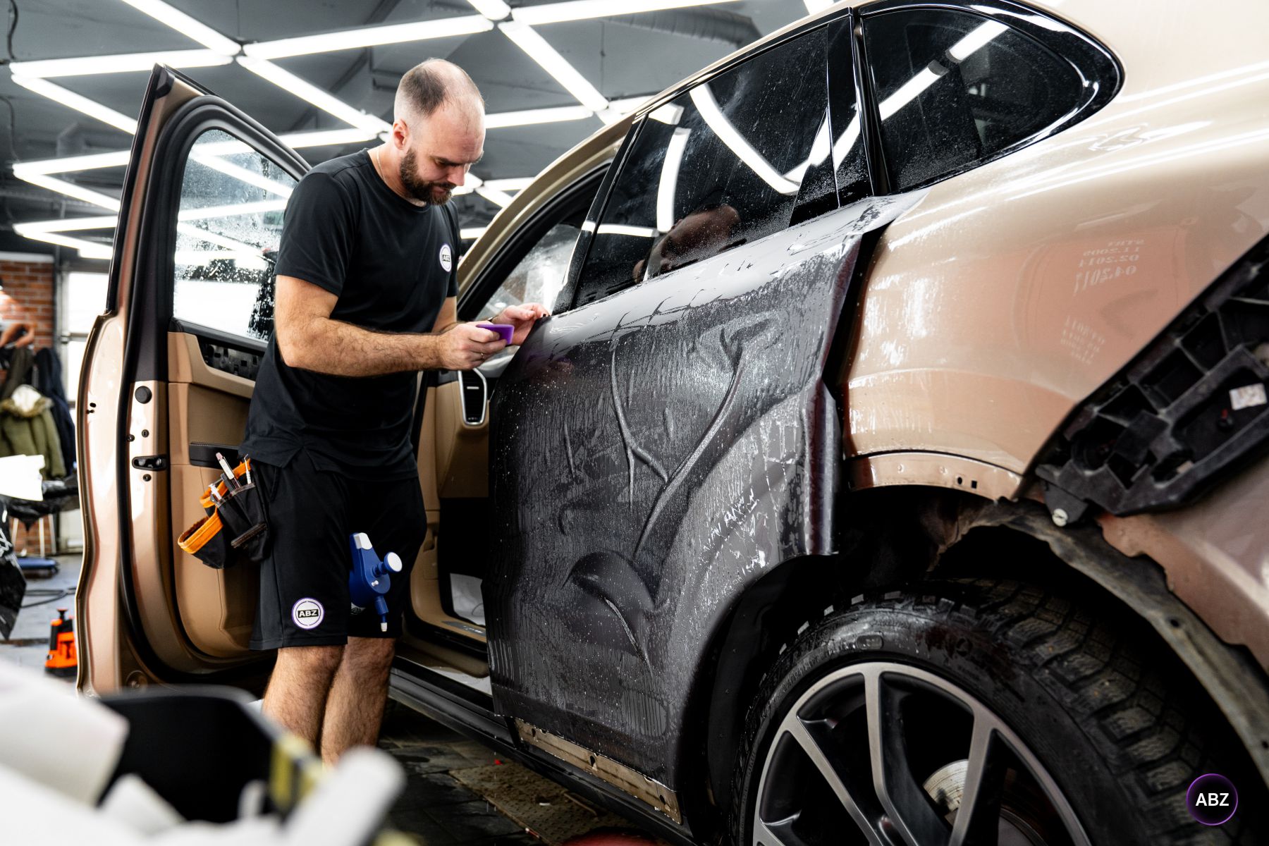 Porsche Cayenne в новом цвете: из бежевого в матовый Lead Ink Grey 4 Фото Porsche Cayenne в новом цвете: из бежевого в матовый Lead Ink Grey