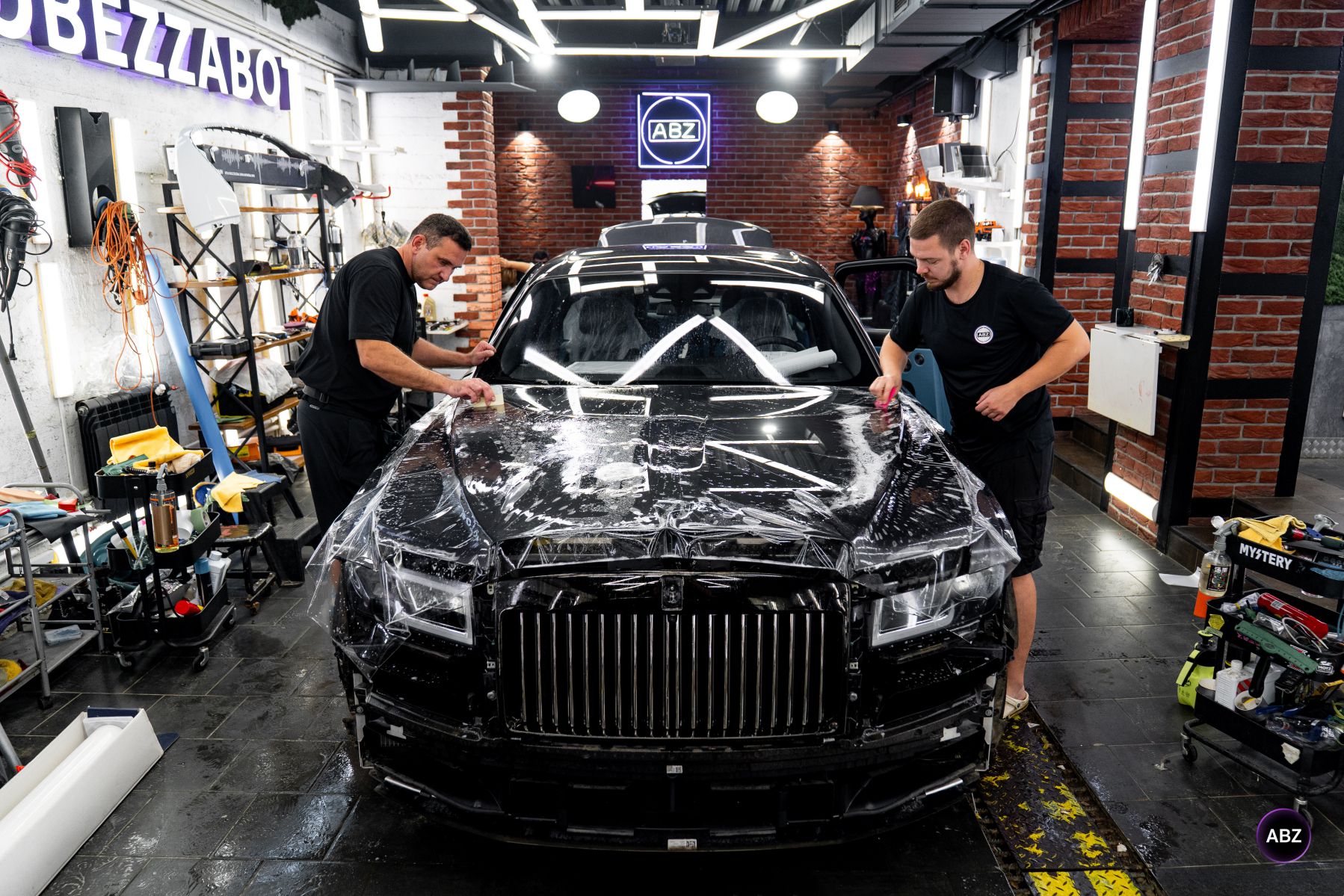 Rolls-Royce Ghost — когда внимание к деталям важнее внешних эффектов 4 Фото Rolls-Royce Ghost — когда внимание к деталям важнее внешних эффектов