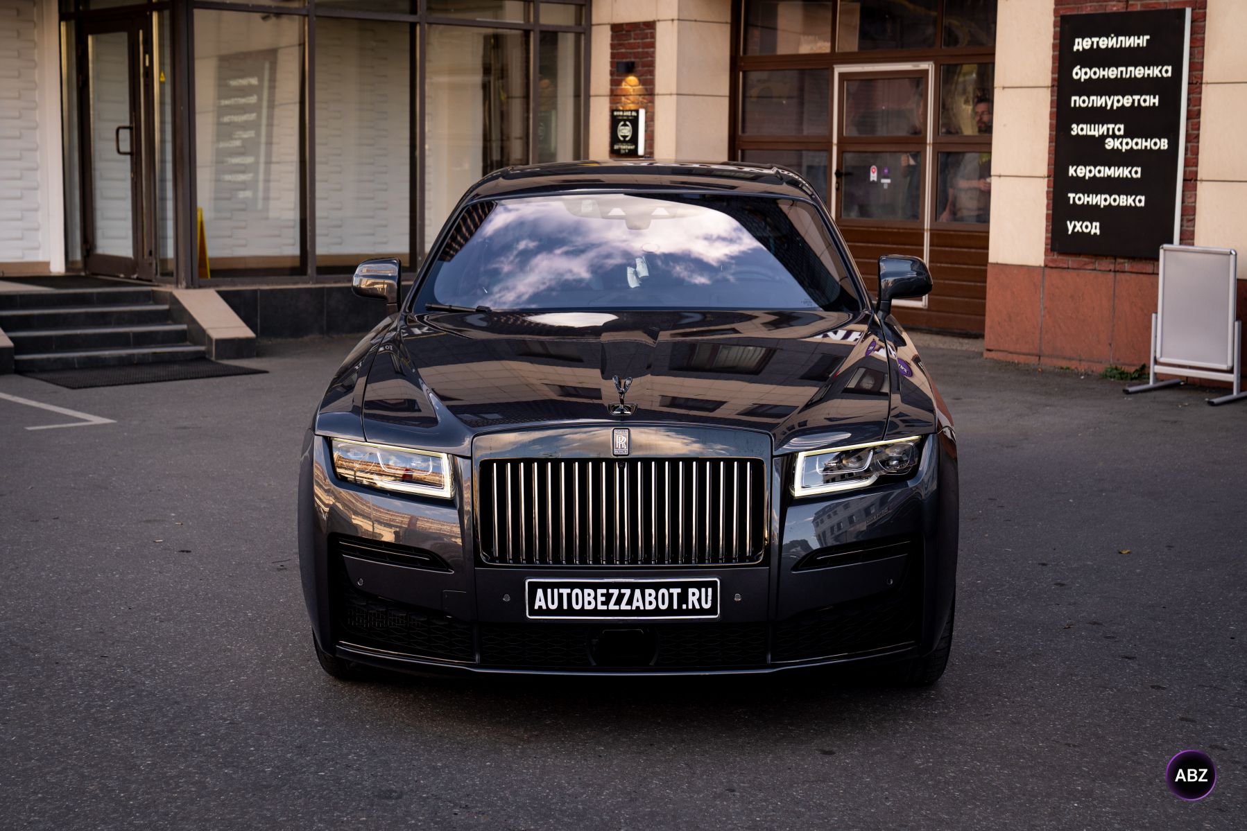 Rolls-Royce Ghost — когда внимание к деталям важнее внешних эффектов 10 Фото Rolls-Royce Ghost — когда внимание к деталям важнее внешних эффектов