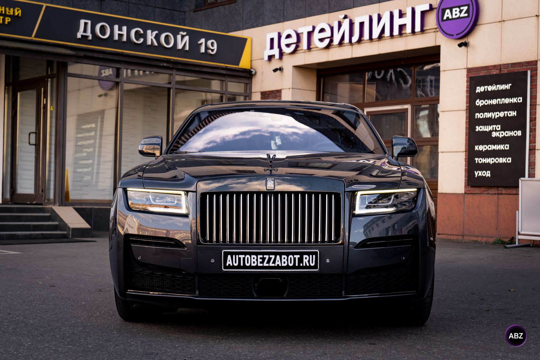 Rolls-Royce Ghost — когда внимание к деталям важнее внешних эффектов 1 Фото Rolls-Royce Ghost — когда внимание к деталям важнее внешних эффектов