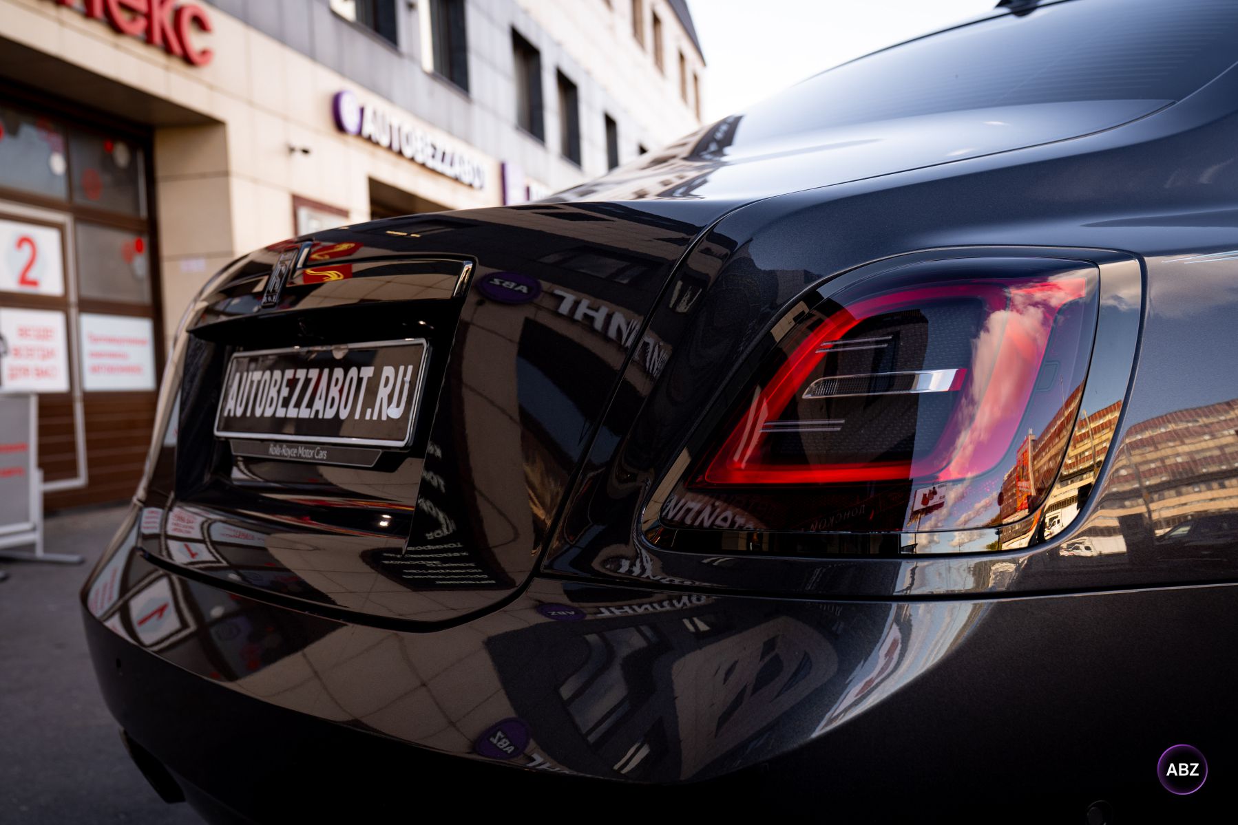 Rolls-Royce Ghost — когда внимание к деталям важнее внешних эффектов 16 Фото Rolls-Royce Ghost — когда внимание к деталям важнее внешних эффектов