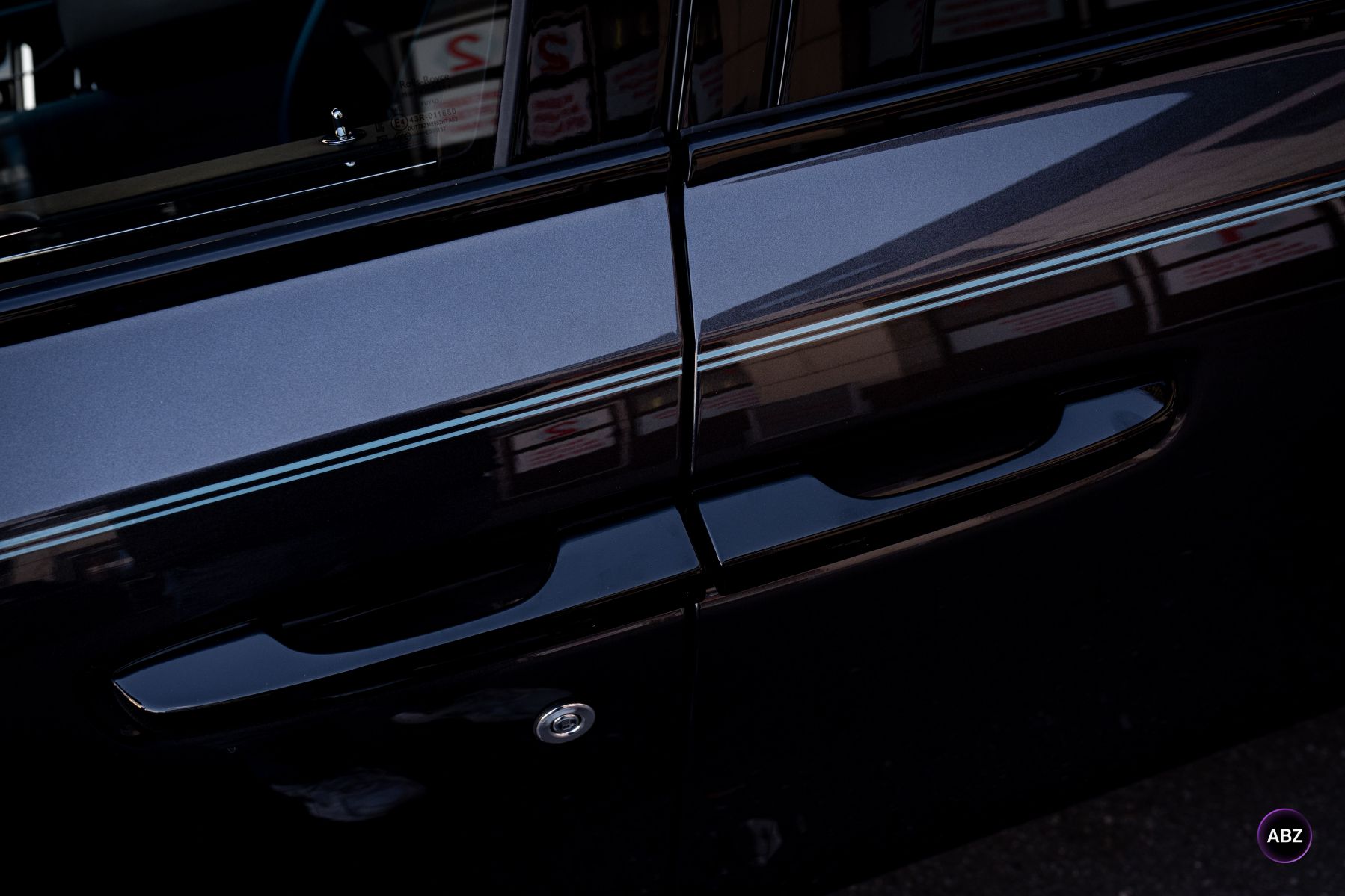 Rolls-Royce Ghost — когда внимание к деталям важнее внешних эффектов 7 Фото Rolls-Royce Ghost — когда внимание к деталям важнее внешних эффектов