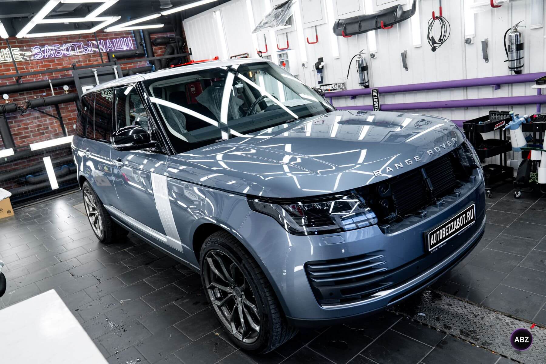 Оклейка Range Rover Vogue SE матовым полиуретаном: новый взгляд на привычный цвет 1 Фото Оклейка Range Rover Vogue SE матовым полиуретаном: новый взгляд на привычный цвет