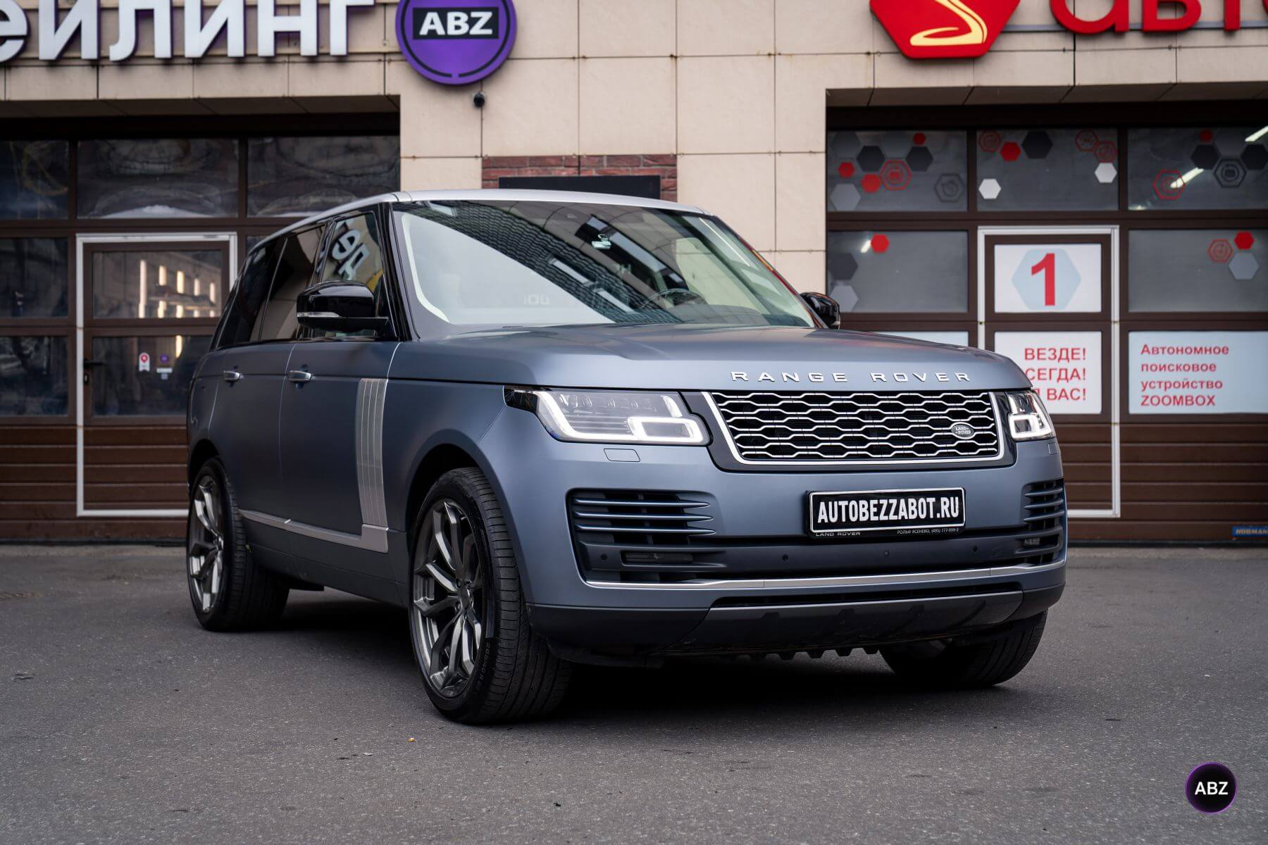 Оклейка Range Rover Vogue SE матовым полиуретаном: новый взгляд на привычный цвет 2 Фото Оклейка Range Rover Vogue SE матовым полиуретаном: новый взгляд на привычный цвет