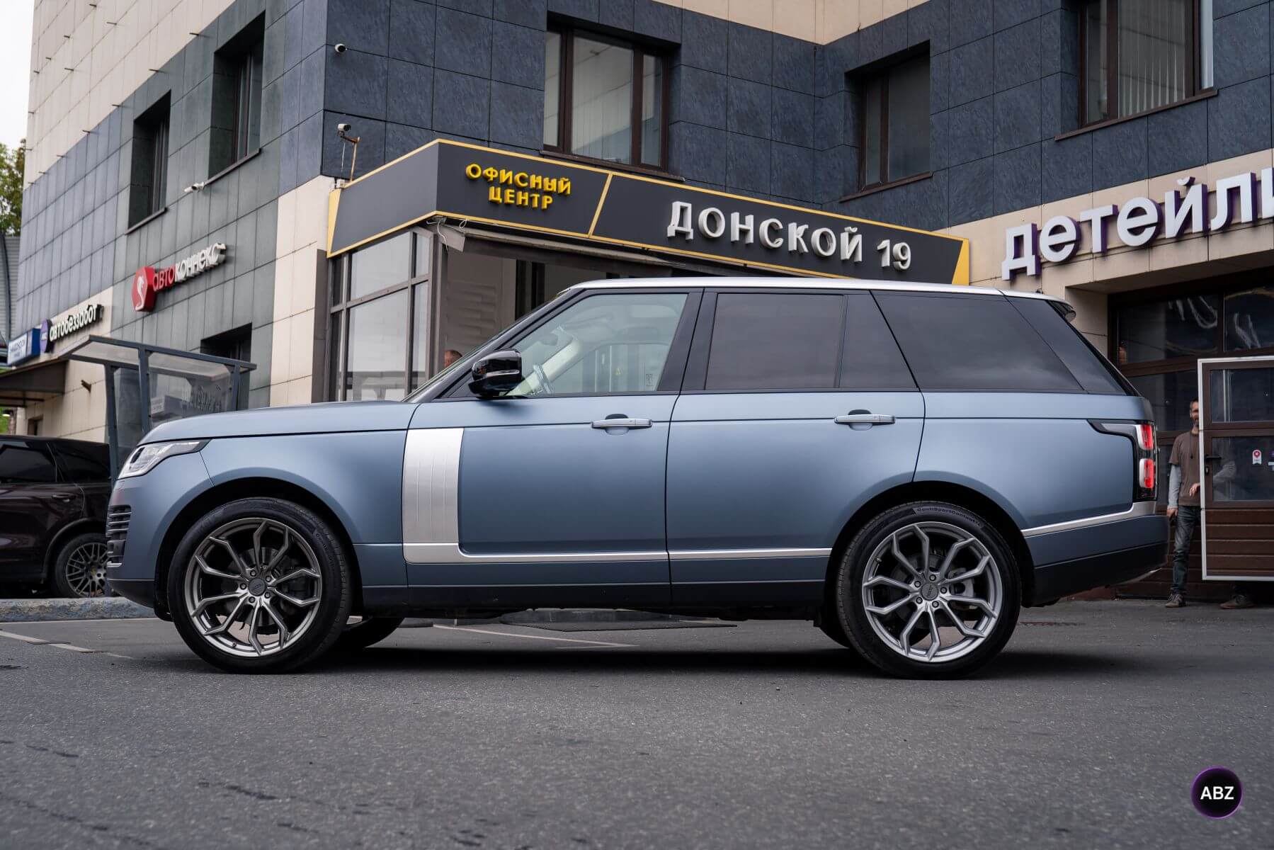 Оклейка Range Rover Vogue SE матовым полиуретаном: новый взгляд на привычный цвет 14 Фото Оклейка Range Rover Vogue SE матовым полиуретаном: новый взгляд на привычный цвет