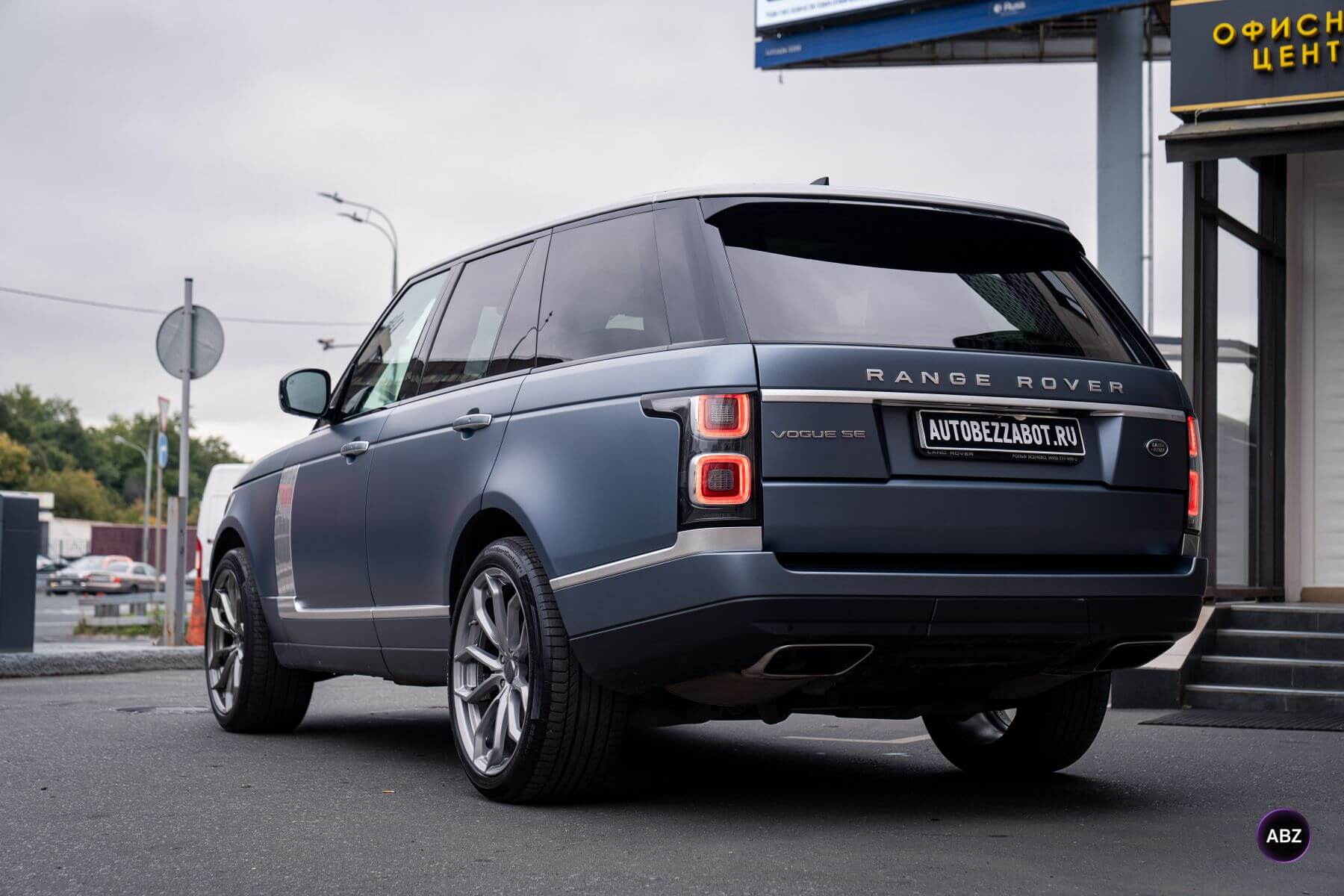 Оклейка Range Rover Vogue SE матовым полиуретаном: новый взгляд на привычный цвет 15 Фото Оклейка Range Rover Vogue SE матовым полиуретаном: новый взгляд на привычный цвет