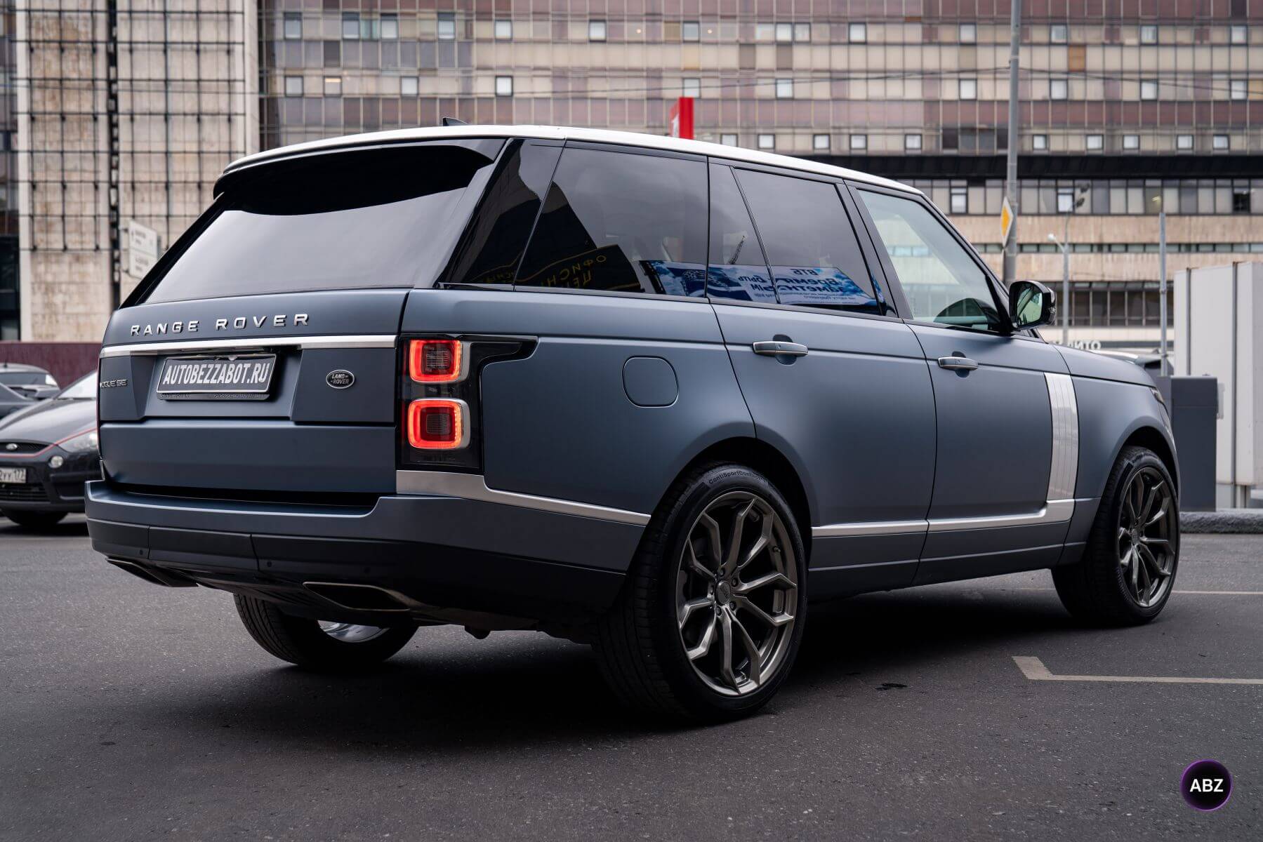 Оклейка Range Rover Vogue SE матовым полиуретаном: новый взгляд на привычный цвет 16 Фото Оклейка Range Rover Vogue SE матовым полиуретаном: новый взгляд на привычный цвет