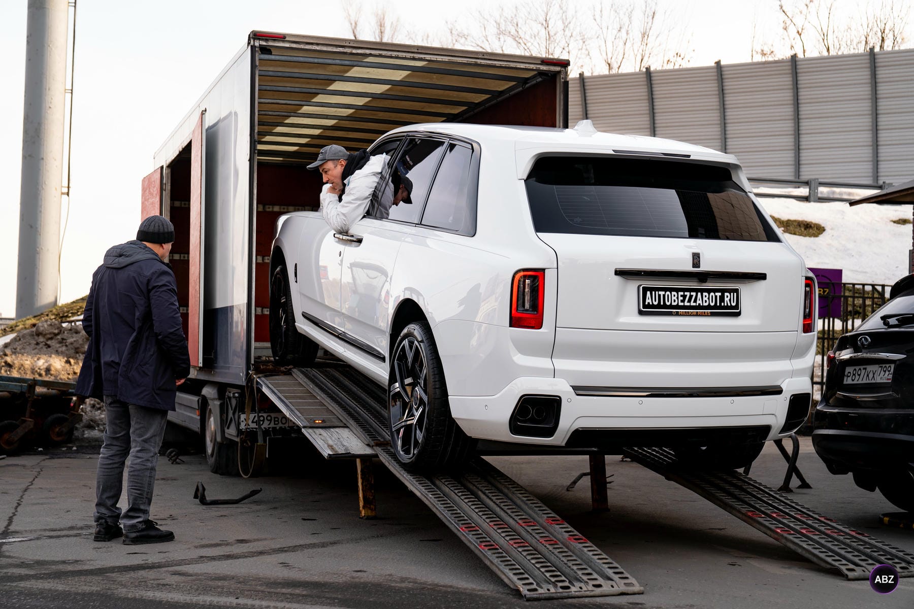 Что мы сделали с трёхтонным белым Rolls-Royce Cullinan 1 Фото Что мы сделали с трёхтонным белым Rolls-Royce Cullinan