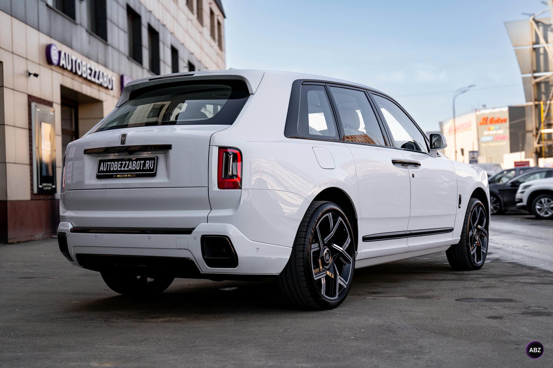 Что мы сделали с трёхтонным белым Rolls-Royce Cullinan 12 Фото Что мы сделали с трёхтонным белым Rolls-Royce Cullinan