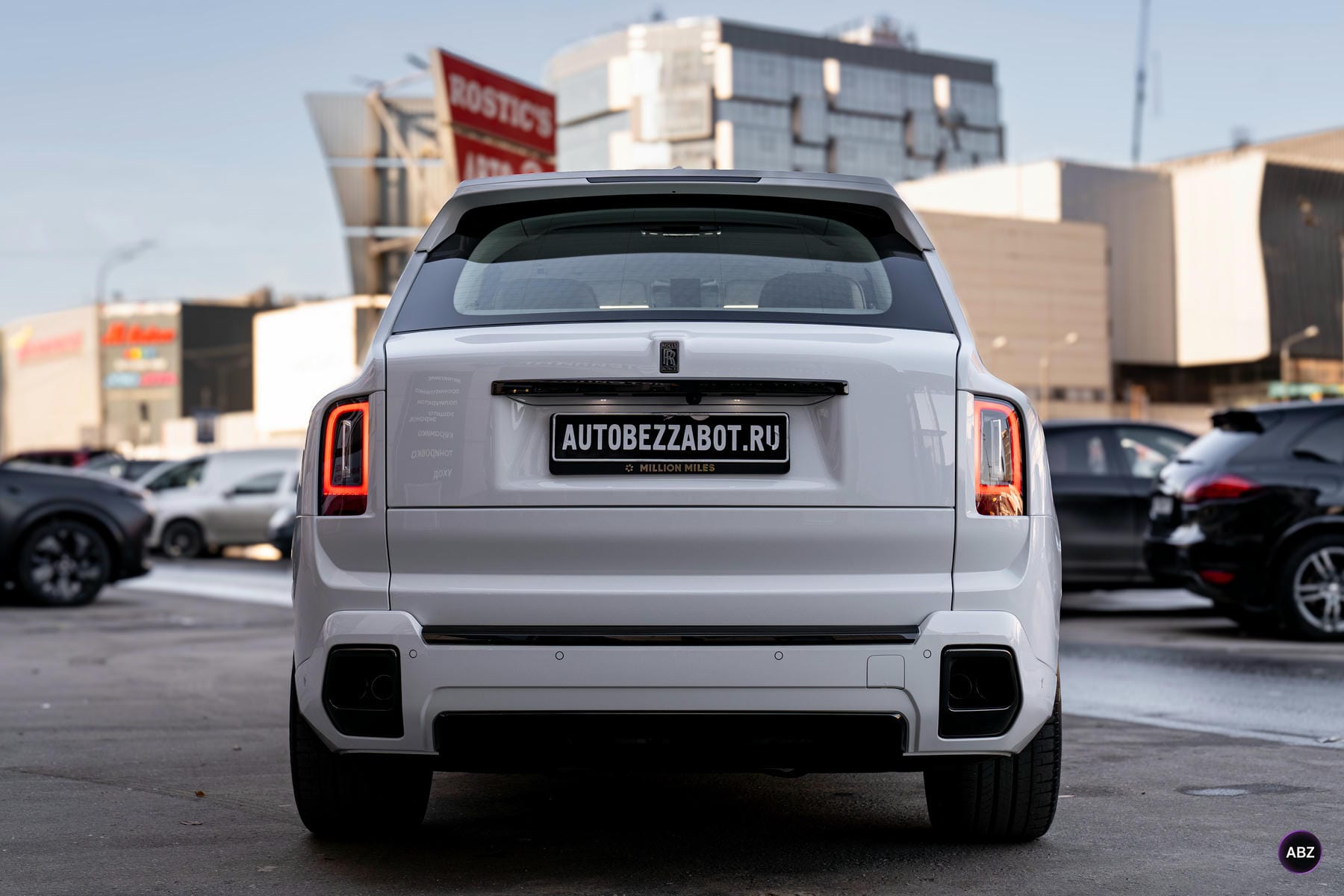 Что мы сделали с трёхтонным белым Rolls-Royce Cullinan 15 Фото Что мы сделали с трёхтонным белым Rolls-Royce Cullinan