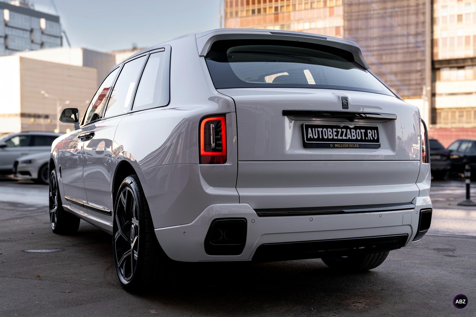 Что мы сделали с трёхтонным белым Rolls-Royce Cullinan 4 Фото Что мы сделали с трёхтонным белым Rolls-Royce Cullinan