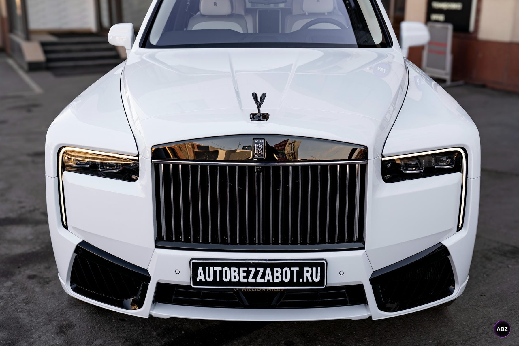 Что мы сделали с трёхтонным белым Rolls-Royce Cullinan 14 Фото Что мы сделали с трёхтонным белым Rolls-Royce Cullinan