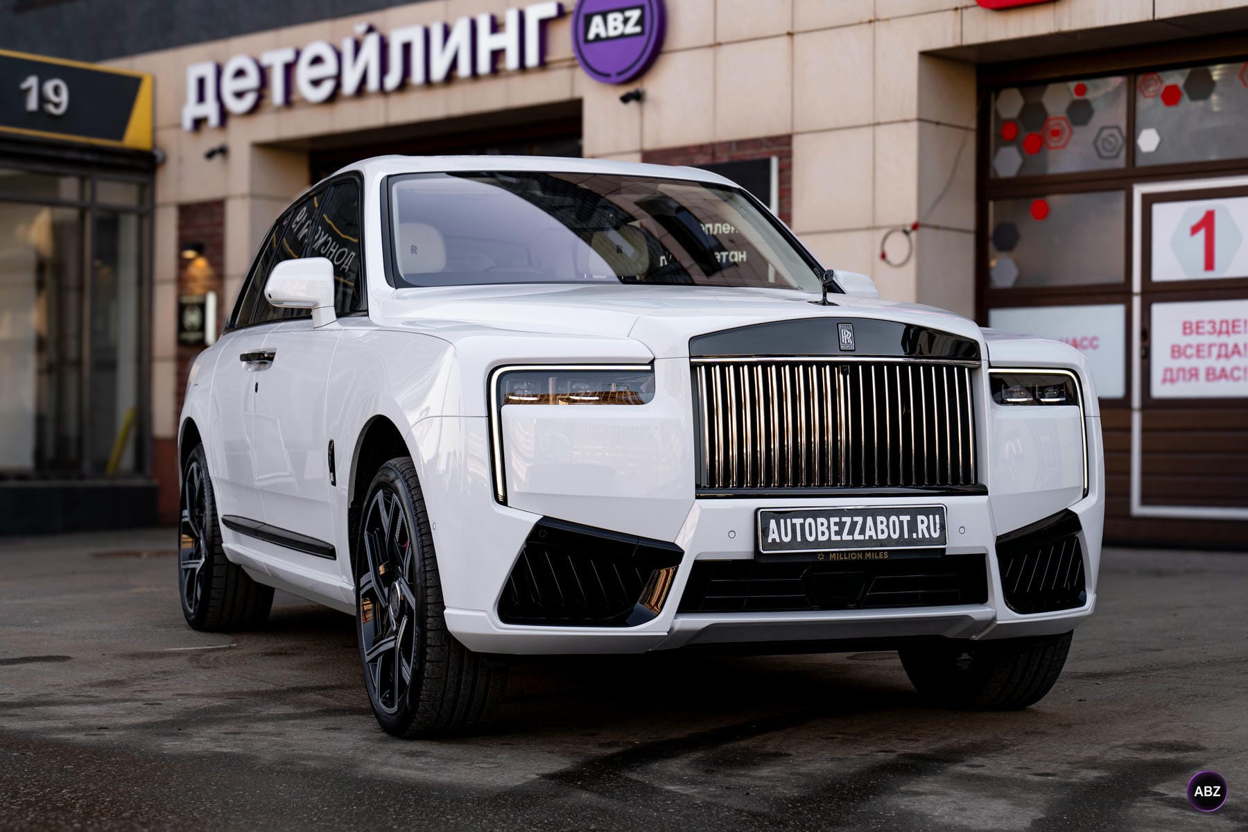 Что мы сделали с трёхтонным белым Rolls-Royce Cullinan 16 Фото Что мы сделали с трёхтонным белым Rolls-Royce Cullinan