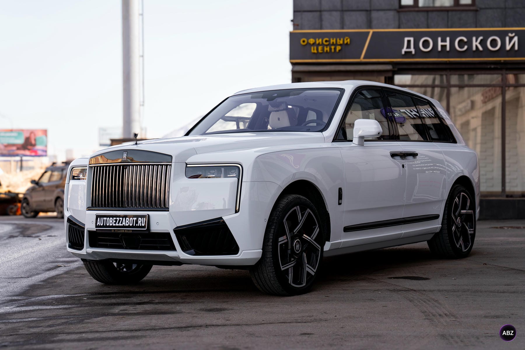 Что мы сделали с трёхтонным белым Rolls-Royce Cullinan 17 Фото Что мы сделали с трёхтонным белым Rolls-Royce Cullinan