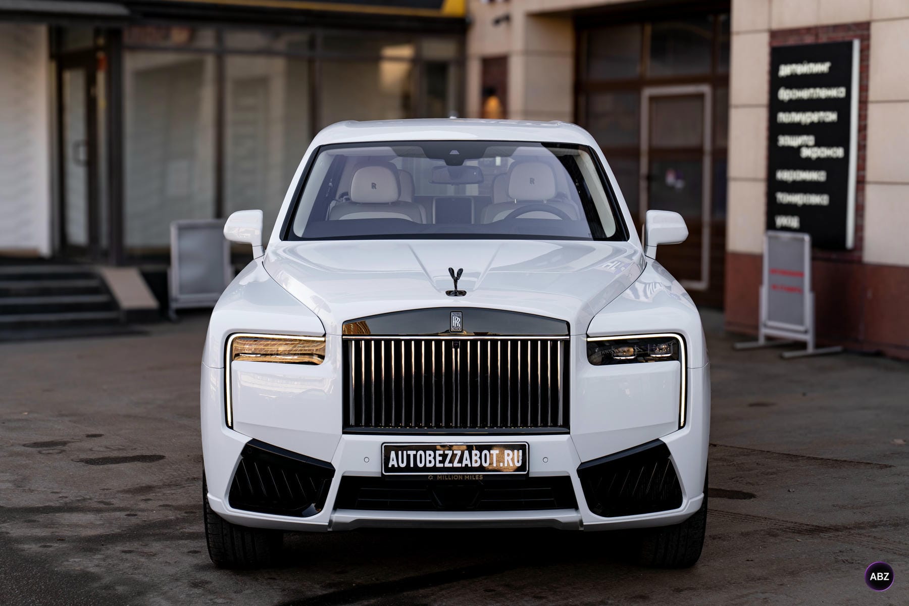 Что мы сделали с трёхтонным белым Rolls-Royce Cullinan 6 Фото Что мы сделали с трёхтонным белым Rolls-Royce Cullinan