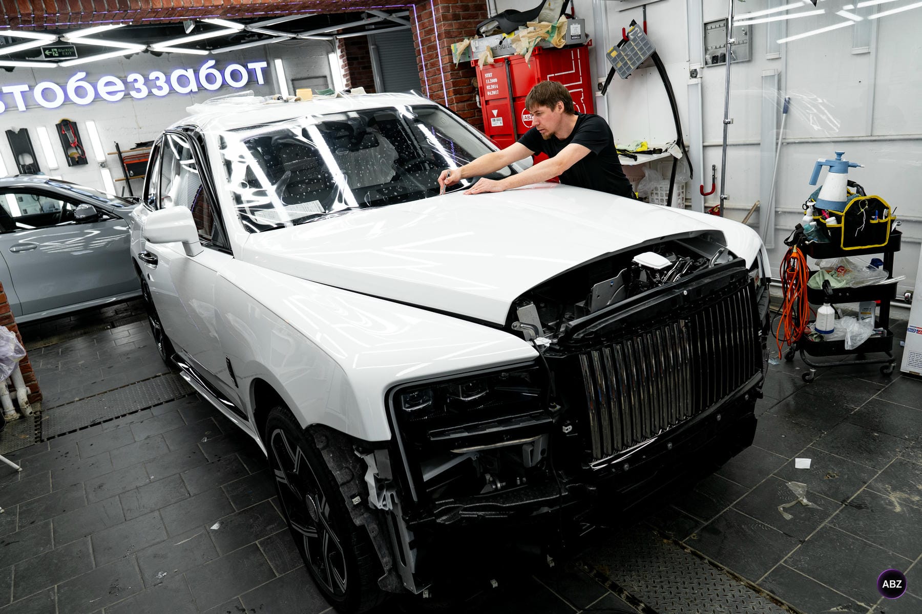 Что мы сделали с трёхтонным белым Rolls-Royce Cullinan 5 Фото Что мы сделали с трёхтонным белым Rolls-Royce Cullinan