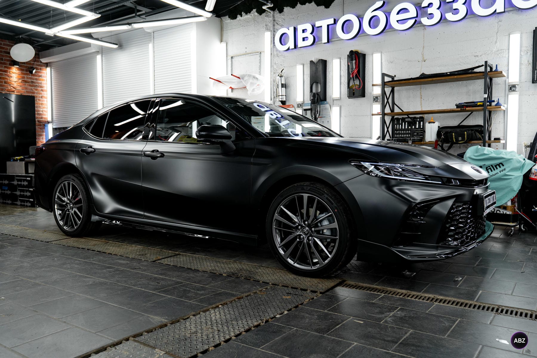 Как сделать обычную Toyota Camry стильной и защищенной 8 Фото Как сделать обычную Toyota Camry стильной и защищенной