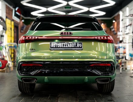 Фото оклейки цветной пленкой Audi Q5L