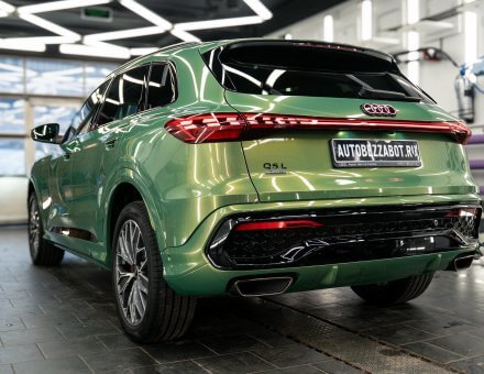 Фото оклейки цветной пленкой Audi Q5L