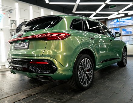 Фото оклейки цветной пленкой Audi Q5L