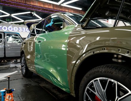 Фото оклейки цветной пленкой Audi Q5L
