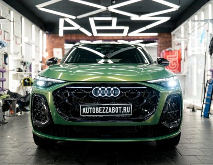 Фото оклейки цветной пленкой Audi Q5L