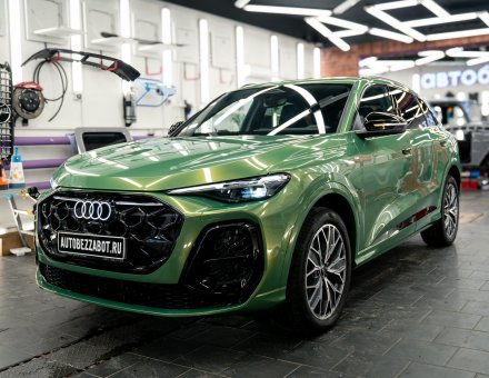 Фото оклейки цветной пленкой Audi Q5L